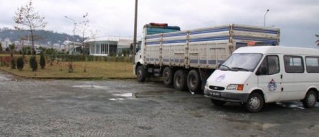Zabıta Aracını, Hatalı Park Eden Kamyona Bariyer Yaptı