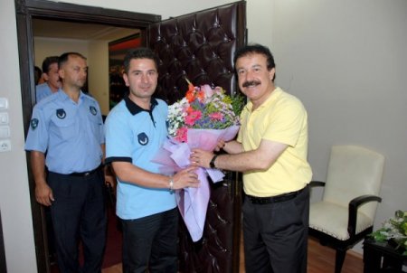 Zabıta Ekiplerinden vatandaşlara karanfil