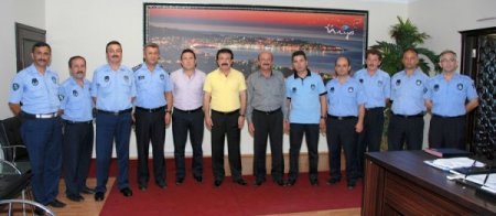 Zabıta Ekiplerinden vatandaşlara karanfil