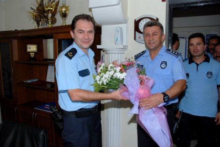 Zabıta Ekiplerinden vatandaşlara karanfil