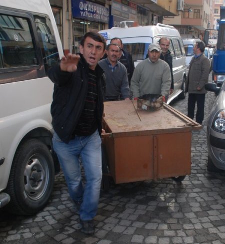 Zabıta müdürü bıçaklandı, şehirde seyyar satıcı kalmadı