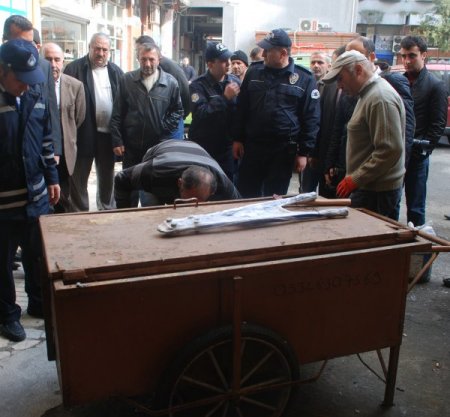 Zabıta müdürü bıçaklandı, şehirde seyyar satıcı kalmadı