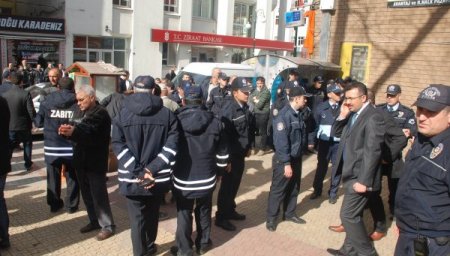 Zabıta müdürü bıçaklandı, şehirde seyyar satıcı kalmadı