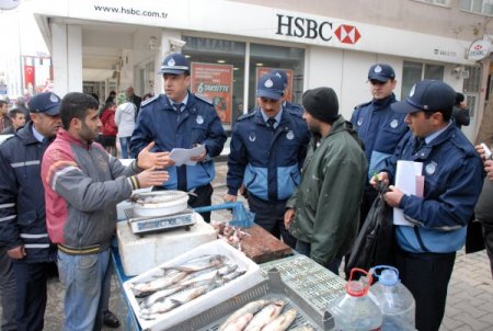 Zabıtadan cadde ve kaldırımları işgal edenlere son uyarı