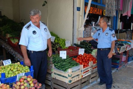 Zabıtadan kaldırım işgali yapan esnafa son uyarı