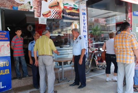 Zabıtadan kaldırım işgali yapan esnafa son uyarı