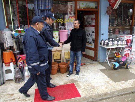 Zabıtadan kaldırımları işgal eden iş yeri sahiplerine uyarı