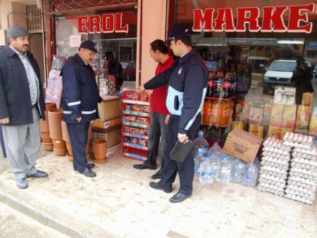 Zabıtadan kaldırımları işgal eden iş yeri sahiplerine uyarı