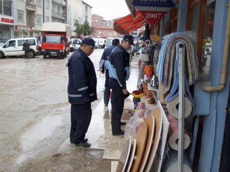 Zabıtadan kaldırımları işgal eden iş yeri sahiplerine uyarı