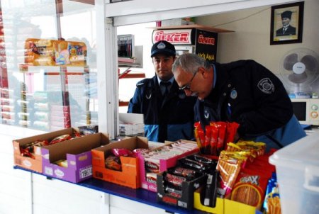 Zabıtalar okul kantinlerini denetledi