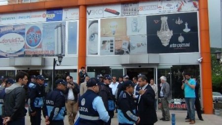 Zabıtanın mühürleme girişimine meclis üyeleri direniş gösterdi