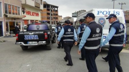 Zabıtanın mühürleme girişimine meclis üyeleri direniş gösterdi