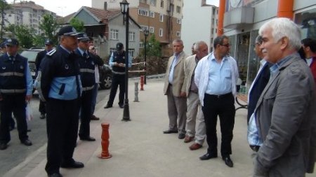 Zabıtanın mühürleme girişimine meclis üyeleri direniş gösterdi