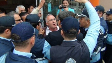 Zabıtanın mühürleme girişimine meclis üyeleri direniş gösterdi