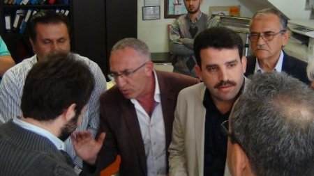 Zabıtanın mühürleme girişimine meclis üyeleri direniş gösterdi