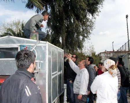 Zabıtaya Kızdı, Benzinle Kendini Yakmak İstedi