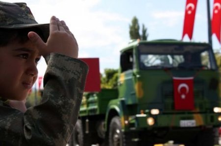 Zafer Bayramı Kutlamalarına, Boynunda Asılı Türk Bayrağıyla Katıldı