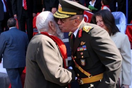 Zafer Bayramı Kutlamalarına, Boynunda Asılı Türk Bayrağıyla Katıldı