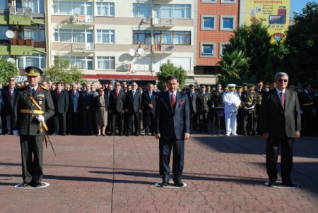 Zafer Bayramı'nda çelenk tepkisi