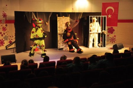 Zambak Çocuk Tiyatrosu bu kez mikropları anlatacak