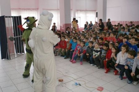 Zambak Çocuk Tiyatrosu Diyarbakırlı miniklere mikropları anlattı