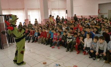 Zambak Çocuk Tiyatrosu Diyarbakırlı miniklere mikropları anlattı