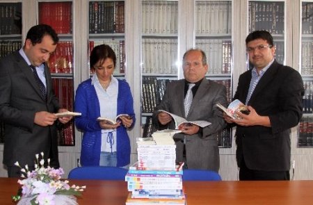 Zambak Yayınları okul kütüphanesine kitap bağışladı