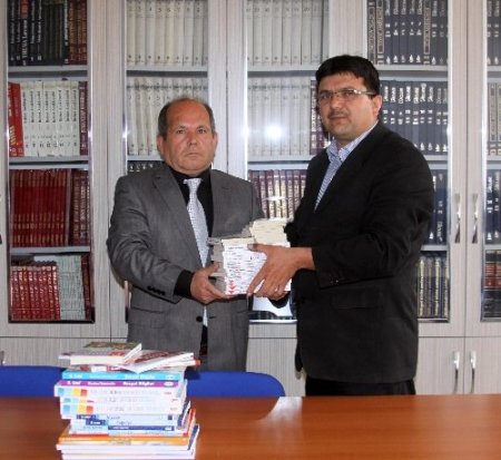 Zambak Yayınları okul kütüphanesine kitap bağışladı