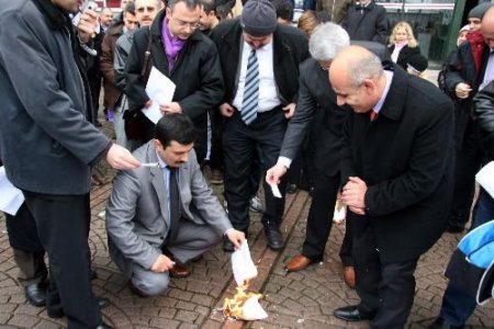 Zamları Beğenmeyen Memurlar Bordrolarını Yaktı