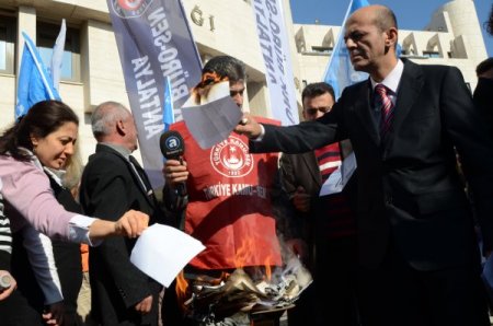 Zamları yetersiz bulan memurlar bordro yaktı