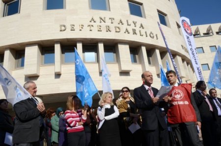 Zamları yetersiz bulan memurlar bordro yaktı