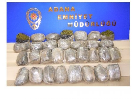 Zehir taciri kadın, kuşağında uyuşturucu taşırken yakalandı