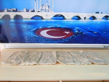 Zehir taciri kadın, kuşağında uyuşturucu taşırken yakalandı