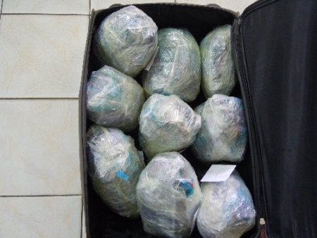 Zehir taciri kadın, kuşağında uyuşturucu taşırken yakalandı