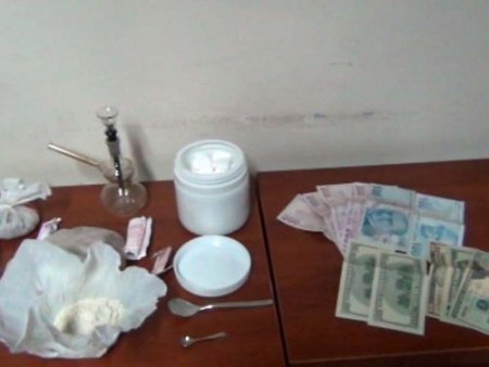 Zehir taciri okul önünde yakalandı (Özel)