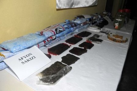 Zehir Tacirinin Evinde 200 Bin Liralık Afyon Sakızı Ele Geçirildi