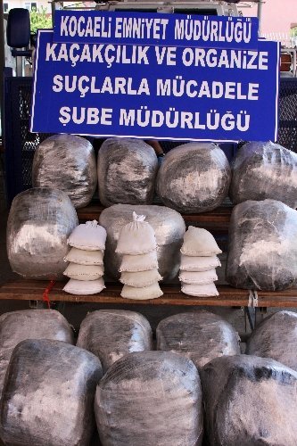 Zehir tacirleri, minibüsleri arızalanınca yakayı ele verdi