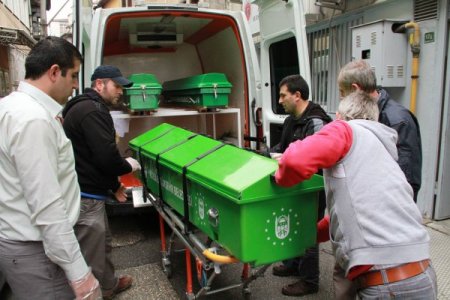Zehirlendikten 3 gün sonra bulunan aile üyeleri son yolculuğuna uğurlanıyor