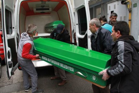 Zehirlendikten 3 gün sonra bulunan aile üyeleri son yolculuğuna uğurlanıyor