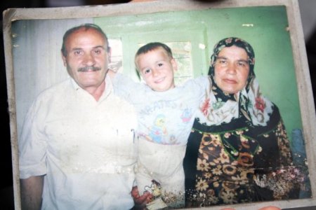 Zehirlenen aile 3 gün sonra bulundu, terasta uyuyan genç ölümden kurtuldu