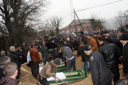 Zehirlenen anne ile çocukları Bartın'da toprağa verildi