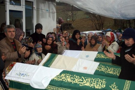 Zehirlenen anne ile çocukları Bartın'da toprağa verildi