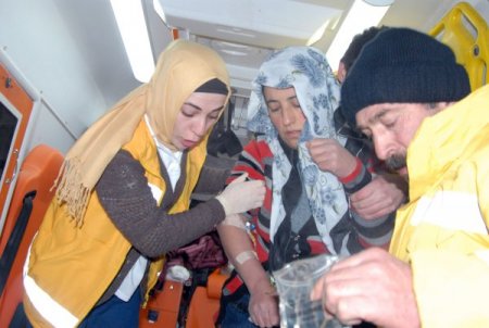 Zehirlenen anne ile kızı, paletli ambulansla 6 saatte hastaneye ulaştırıldı