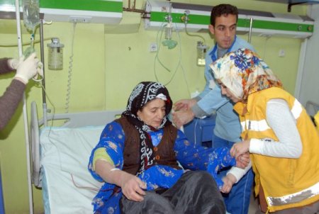 Zehirlenen anne ile kızı, paletli ambulansla 6 saatte hastaneye ulaştırıldı