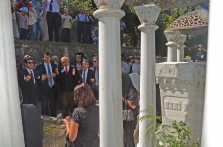 Zeki Müren mezarı başında anıldı