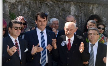 Zeki Müren mezarı başında anıldı