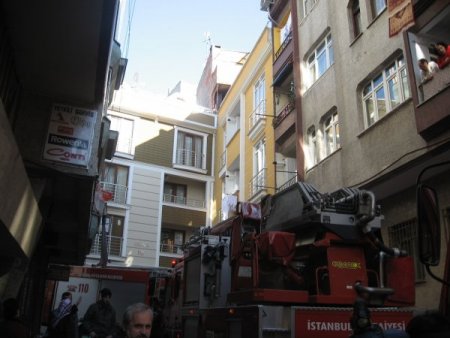 Zeytinburnu'nda Gaz Bomba Gibi Patladı