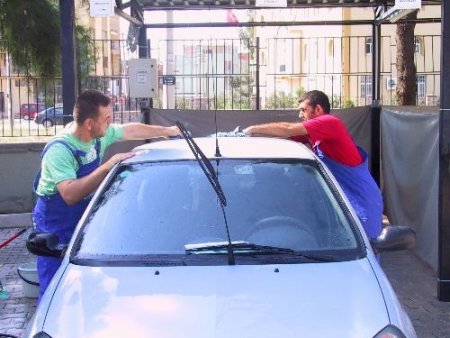 Zihinsel Engelli Çocuklar Araba Yıkayarak Terapi Görüyor