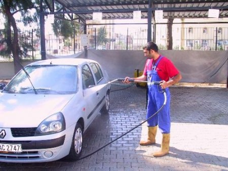 Zihinsel Engelli Çocuklar Araba Yıkayarak Terapi Görüyor