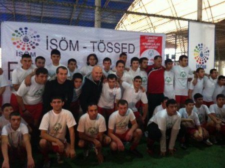 Zihinsel engelli çocuklardan ünlülere futbol dersi